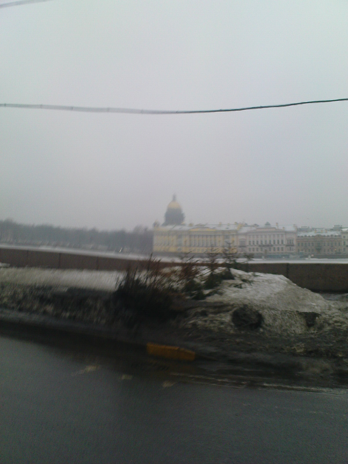Петербург. Вид на Исакиевский собор со стороны Университетской набережной. Весна 2010