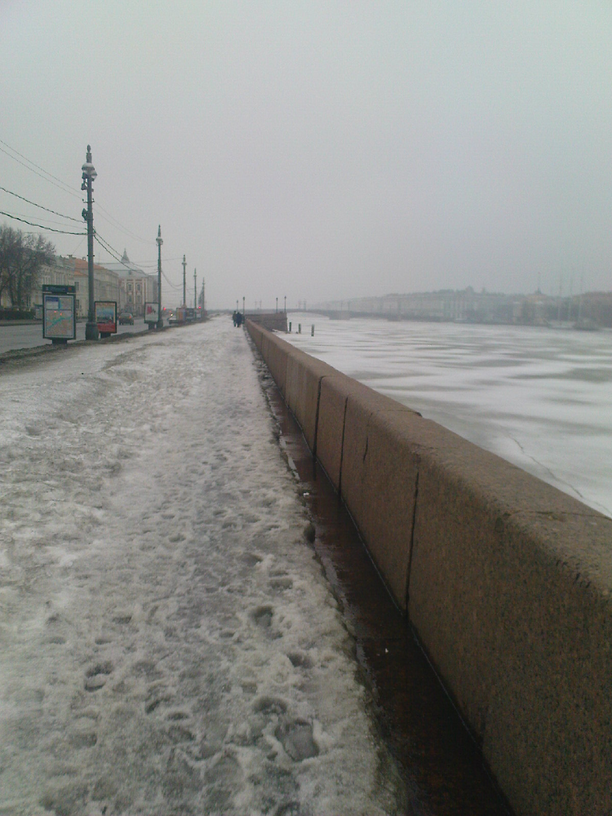 Петербург. Вид туманный Зимний Дворец и Адмиралтейство со стороны Университетской набережной. Весна 2010