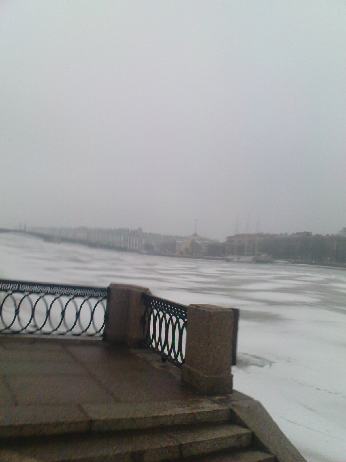 Петербург. Вид туманный Зимний Дворец и Адмиралтейство со стороны Университетской набережной. Весна 2010