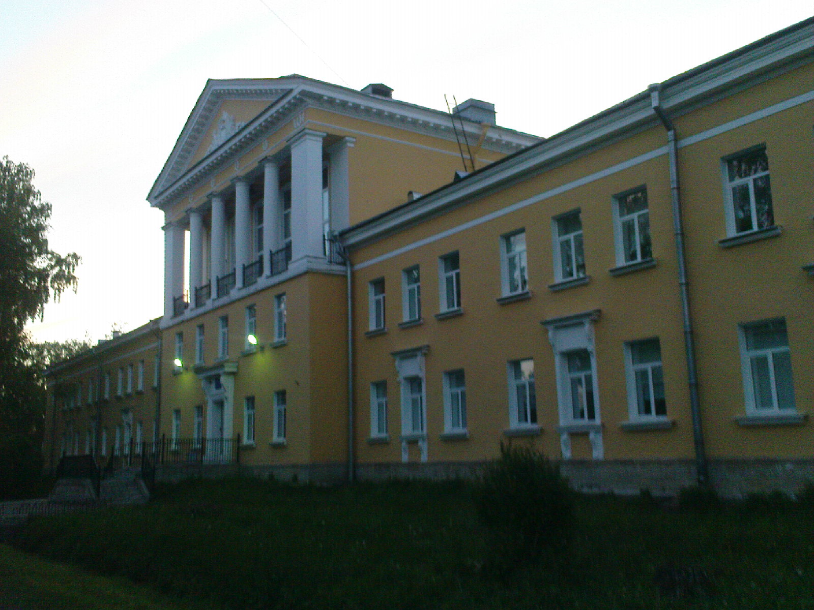 Школа пос Ольгино, вид на главный вход