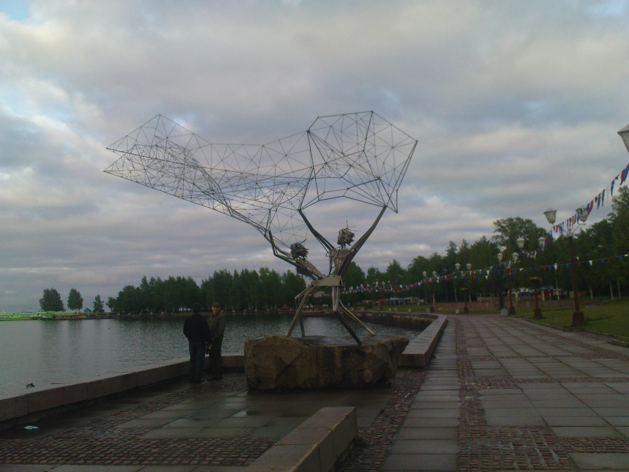 Памятник рыбакам. Онежская набережная. Петрозаводск. Июнь 2010 года. Фото: А.Хохлов
