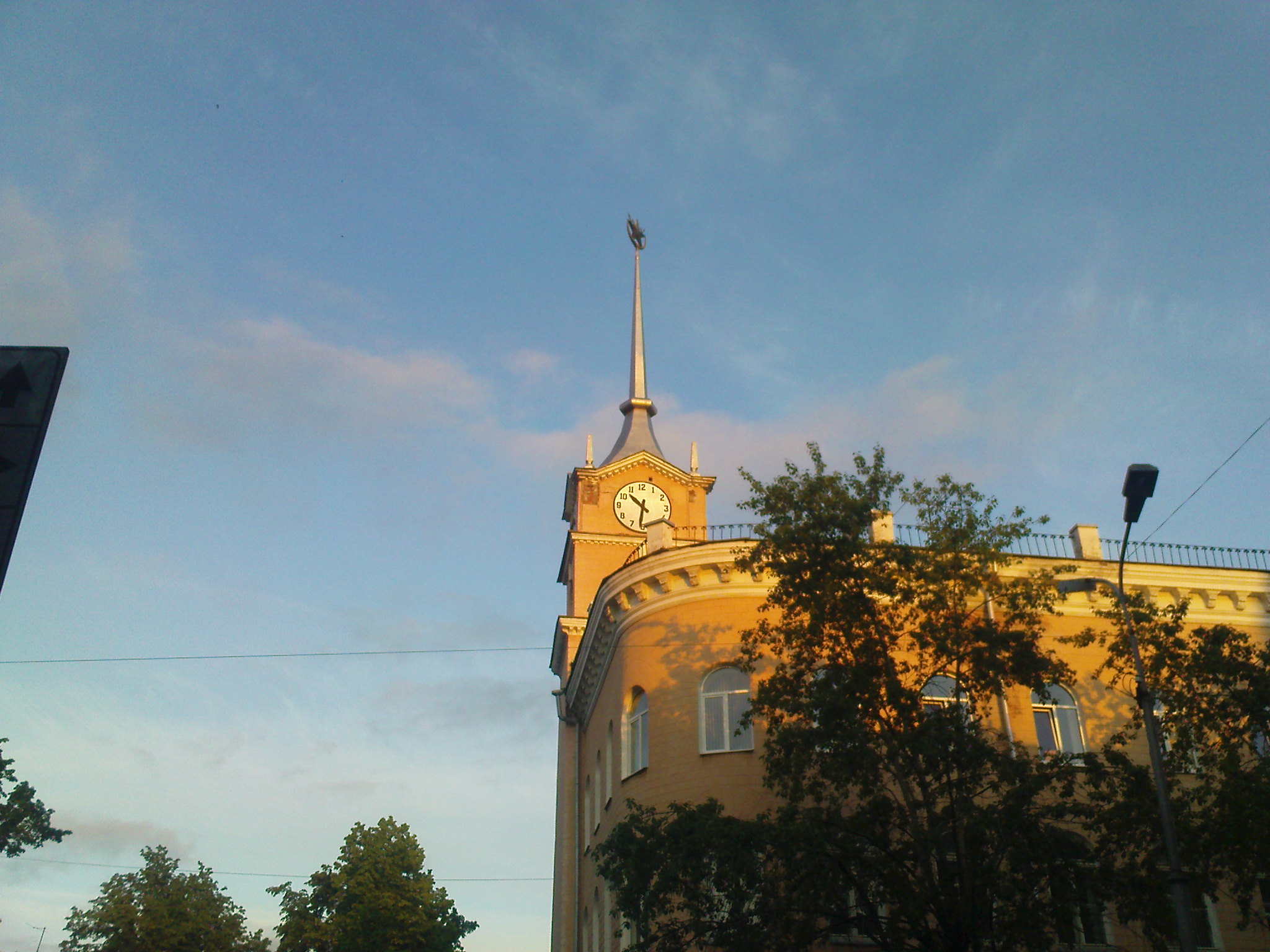 Часы на доме. Петрозаводск. Июнь 2010 года. Фото: А.Хохлов