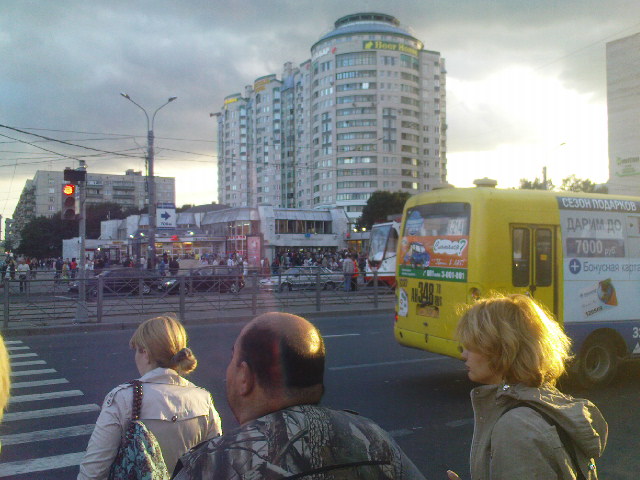 Толпа людей у метро Гражданский проспект после отключения электричества в Санкт-Петербурге.